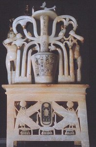 Kwiatowy słoik na maść z grobowca Tutanchamona (ok. 1370-1352 pne) Nowe Królestwo (alabaster) (patrz także 227993)
