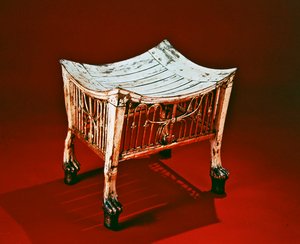 Podnóżek używany przez króla-dziecko na początku jego panowania, z Grobowca Tutanchamona, Nowe Państwo (drewno malowane i pozłacane) (patrz także 149411)