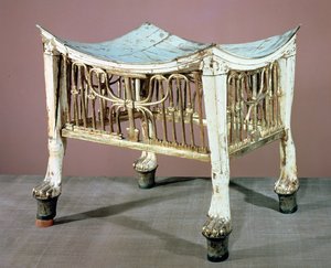 Podnóżek używany przez króla-dziecko na początku jego panowania, z grobowca Tutanchamona (ok. 1370-52 pne) Nowe Królestwo (malowane i pozłacane drewno) (patrz także 391015)