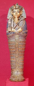 Widok z przodu jednej z trumien kanopskich, z grobowca Tutanchamona (ok. 1370-1352 pne) Nowe Królestwo (pobite złoto inkrustowane kolorowym szkłem i karneolem) (patrz także 227990-92)
