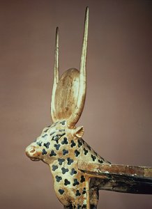 Zagłówek nagrobny w formie świętej krowy, z grobowca Tutanchamona (ok. 1370-52 pne) Nowe Królestwo (drewno pozłacane i stiukowe)