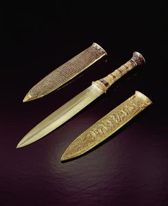 Złoty sztylet i pochwa, z Grobowca Tutanchamona (ok. 1370-1352 pne) Nowe Królestwo (złoto inkrustowane kamieniami półszlachetnymi)
