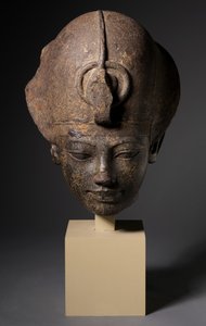 Głowa Amenhotepa III noszącego niebieską koronę, ok. 1391-1353 pne autorstwa Egyptian 18th Dynasty
