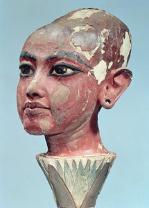 Głowa dziecka króla Tutanchamona (ok. 1370-52 pne) wyłaniająca się z kwiatu lotosu, znalezionego przy wejściu do grobowca, Nowe Królestwo (stiuk i malowane drewno) (patrz także 228554)