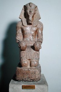 Klęczący posąg Amenhotepa II (1427-1392 p.n.e.) trzymającego w ręku ofiarę z wina, z Teb, Nowe Królestwo, ok. 1450-1425 p.n.e. (granit)
