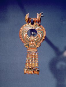 Lewy kolczyk z pary kolczyków z niebieskim ptaszkiem, z grobowca Tutanchamona, Dolina Królów, Teby, ok. 1347-37 p.n.e. (złoto i stopione szkło) (344029) autorstwa Egyptian 18th Dynasty