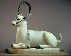 Pokrywka słoja na maści w kształcie koziorożca z grobowca Tutanchamona (ok. 1370-52 pne) Nowe Królestwo (malowany alabaster)
