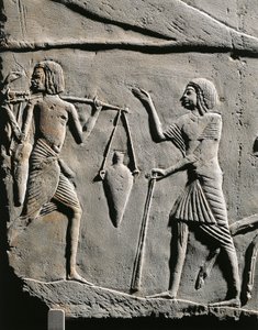 Życie w obozie wojskowym: nosiciel wody otrzymujący rozkazy od oficera, płaskorzeźba z grobowca Horemheba w Sakkarze. Szczegóły. autorstwa Egyptian 18th Dynasty