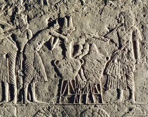 Życie w obozie wojskowym: pracownicy zatrudnieni przy kontroli napojów (wina i piwa), płaskorzeźba z grobowca Horemheba w Sakkarze, szczegół autorstwa Egyptian 18th Dynasty