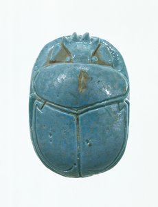 Skarabeusz małżeński Amenhotepa III i królowej Tiye, Nowe Królestwo (szkliwiony fajans)