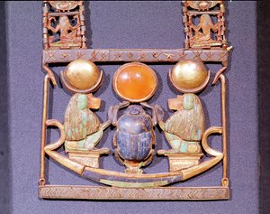 Naszyjnik Wschodzącego Słońca, z grobowca Tutanchamona (ok. 1370-52 pne) Nowe Królestwo (złoto inkrustowane kamieniami półszlachetnymi) (detal z 153788) autorstwa Egyptian 18th Dynasty