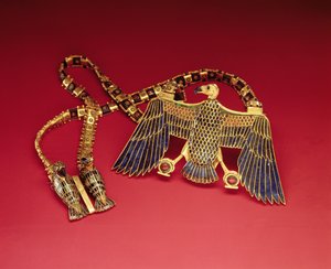 Naszyjnik z wisiorkiem sępem, z grobowca Tutanchamona (ok. 1370-1352 pne) Nowe Królestwo (złoto inkrustowane lapis lazuli i karneolem) (patrz także 228214)