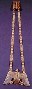 Naszyjnik z wisiorkiem sępem, z grobowca Tutanchamona (ok. 1370-1352 pne) Nowe Królestwo (złoto inkrustowane lapis lazuli i karneol) (patrz także 227982)