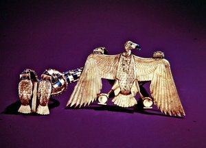 Naszyjnik z wisiorkiem sępem, z grobowca Tutanchamona, Nowe Królestwo (złoto inkrustowane lapis lazuli i karneolem) (patrz także 228214 i 324491) autorstwa Egyptian 18th Dynasty