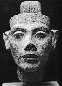 Nefertiti, królowa małżonka Akenaton (Achenaton), heretyckiego faraona. XIV wiek pne (rzeźba w popiersiu z ciemnego granitu) autorstwa Egyptian 18th Dynasty
