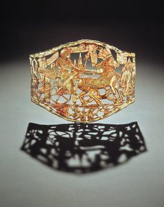 Ażurowa plakietka lub klamra przedstawiająca triumfalny powrót królów z jeńcami, z grobowca Tutenchamona, Nowe Królestwo (złoto) (zob. także 148199)
