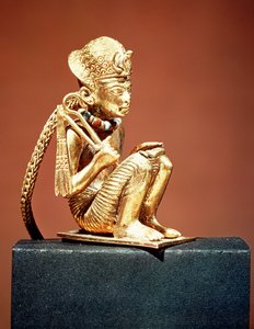 Wisiorek przedstawiający Amenophisa III (1403-1365 pne) z grobowca Tutanchamona, Nowe Państwo (złoto) (patrz także 391019)