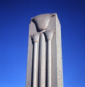 Filar ozdobiony stylizowanymi roślinami lotosu, z kompleksu Wielkiej Świątyni Amona, Nowe Królestwo (patrz także 59219)