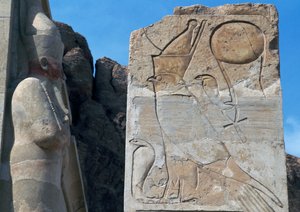 Filar z płaskorzeźbą Horusa i podwójną koroną spoczywającą na ureusie, symbol władzy królewskiej, Świątynia Pogrzebowa Hatszepsut, Deir el-Bahari, Luksor, Teby (Lista Światowego Dziedzictwa UNESCO autorstwa Egyptian 18th Dynasty