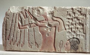 Relief przedstawiający Akenhatena i jego córkę ofiarowaną Atona, Nowe Królestwo, ok. 1352-1336 pne (wapień) autorstwa Egyptian 18th Dynasty