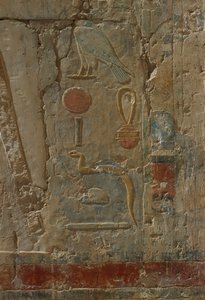 Relief przedstawiający Horusa, kaplicę bogini Hathor, ze świątyni grobowej Hatszepsut (ok. 1503-1482 pne) Nowe Państwo (malowany wapień)
