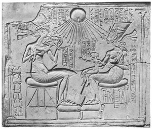 Relief przedstawiający Atona dającego życie i dobrobyt Amenophisowi IV (Echenatonowi) (ok. 1352-1336 pne), jego żonie Nefertiti i trzem ich córkom, z Tell el-Amarna, Nowe Królestwo, ok. 1375-1354 pne (li