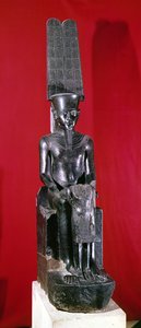 Siedzący posąg boga Amona chroniącego Tutanchamona, Nowe Państwo, ok. 1336-1327 pne (granit)