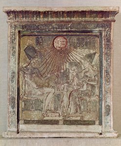 Stela przedstawiająca Atona dającego życie i dobrobyt Amenophisowi IV (Echenatonowi) (ok. 1352-1336 pne), jego żonie Nefertiti i trzem ich córkom, z Tell el-Amarna, Nowe Królestwo, ok. 1353-1337 pne (lim