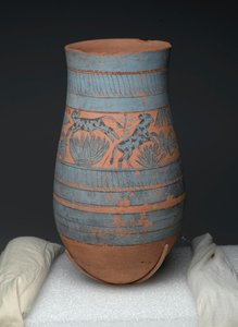 Wazon w kształcie łzy z malowanymi wzorami dziewcząt, krów i roślin bagiennych, Nowe Królestwo, ok. 1390-1353 pne (malowana terakota) autorstwa Egyptian 18th Dynasty