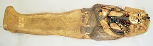 Najgłębsza trumna króla, z grobowca Tutanchamona (ok. 1370-1352 pne) Nowe Państwo (złoto inkrustowane kamieniami półszlachetnymi) (szczegóły patrz 343642)