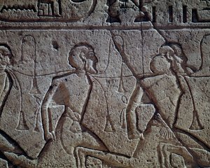 Asyryjscy więźniowie Ramzesa II, relief, główna świątynia Abu Simbel (lista światowego dziedzictwa UNESCO) autorstwa Egyptian 19th Dynasty