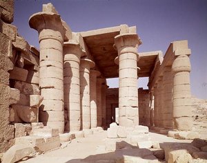 Kolumny z szybami z papirusu i kapitelami z lotosu w Wielkiej Sali Hypostyle, New Kingdom
