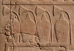 Detal płaskorzeźby przedstawiający słoiki i kwiaty lotosu (wapień) autorstwa Egyptian 19th Dynasty