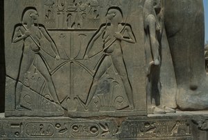 Fragment płaskorzeźby przedstawiającej dwóch mężczyzn (piaskowiec) autorstwa Egyptian 19th Dynasty