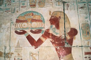 Egipt, Abydos, świątynia faraona Setiego I, kaplica Ozyrysa, malowany relief przedstawiający niosącego ofiarę autorstwa Egyptian 19th Dynasty