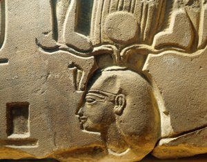 Egipt, Luksor, starożytne Teby, dolina Assasif, fragment reliefu przedstawiającego Ramzesa II i kartusze autorstwa Egyptian 19th Dynasty