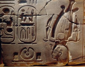 Egipt, Luksor, starożytne Teby, dolina Assasif, fragment reliefu przedstawiającego Ramzesa II i kartusze autorstwa Egyptian 19th Dynasty