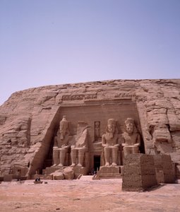 Starożytność egipska: Kolos ze świątyni Ramzesa II. 1271-1256 pne. Abu Simbel (Abu simbel), Asuan, Egipt autorstwa Egyptian 19th Dynasty