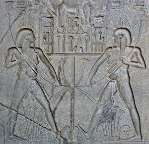 Starożytność egipska: fragment podstawy posągu faraona Ramzesa II (1292-1186 pne) przedstawiający unię Górnego i Dolnego Egiptu. Świątynia Luksoru. Wschodni Brzeg (Teby), Egipt autorstwa Egyptian 19th Dynasty