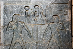 Starożytność egipska: fragment podstawy posągu faraona Ramzesa II (1292-1186 pne przedstawiający unię Górnego i Dolnego Egiptu. Świątynia Luksoru. Wschodni Brzeg (Teby), Egipt autorstwa Egyptian 19th Dynasty