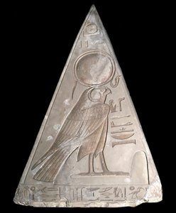 Starożytność egipska: czubek piramidy kaplicy Ramose decoree z przedstawieniem Ra-Harakte (Re Harakte) bóstwa wschodzącego słońca autorstwa Egyptian 19th Dynasty