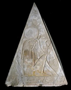 Starożytność egipska: czubek piramidy kaplicy Ramose decoree przedstawiający bóstwo zachodzącego słońca Re-Atum (Re Atum lub Ra-Atum lub Ra Atum lub Re Toum). XIX dynastia ((1295-1190 pne) Deir el Medineh Wymiary wys. 70 cm Turyn Muzeum Egipskie autorstwa Egyptian 19th Dynasty