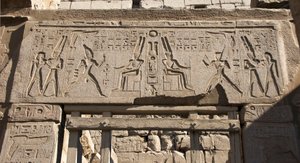Starożytność egipska: widok architrawu zdobi wyobrażenie faraona Ramzesa II ku czci boga Amona i hieroglify, świątynia faraona Ramzesa II (1292-1186 pne) w Luksorze. Wschodni Brzeg (Teby), Egipt autorstwa Egyptian 19th Dynasty