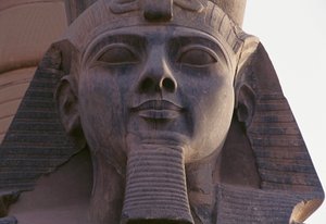 Twarz siedzącego posągu Ramzesa II, Nekropolia Tebańska (Lista światowego dziedzictwa UNESCO) autorstwa Egyptian 19th Dynasty