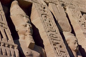 Głowy Ramzesa II (1279-1213) i Hathor/Nefertari na fasadzie świątyni królowej Nefertari, Nowe Państwo, ok. 1250 pne (zdjęcie) (detal z 118459) autorstwa Egyptian 19th Dynasty