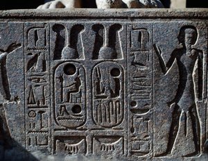 Hieroglify, detal kopyta kolosalnego posągu króla, Dziedziniec Ramzesa II, Świątynia Amona (Lista światowego dziedzictwa Unesco) autorstwa Egyptian 19th Dynasty