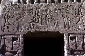 Nadproże nad wejściem do świątyni królowej Nefertari, Nowe Państwo, ok. 11250 pne (zdjęcie) autorstwa Egyptian 19th Dynasty
