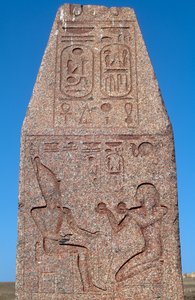 Obelisk z płaskorzeźbami i inskrypcjami Ramzesa II, Wielka Świątynia Amona, Tanis, Egipt, cywilizacja egipska, Nowe Państwo, dynastia XIX autorstwa Egyptian 19th Dynasty