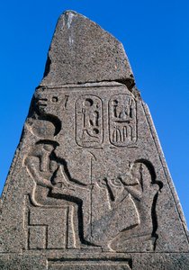 Obelisk z płaskorzeźbami i inskrypcjami Ramzesa II, Wielka Świątynia Amona, Tanis, Egipt, cywilizacja egipska, Nowe Państwo, dynastia XIX autorstwa Egyptian 19th Dynasty