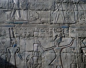 Królowa Hatszepsut przed bogiem Amonem, detal ze sceny składania ofiar bogom, relief, wewnętrzne ściany Wielkiej Sali Hipostylowej, kompleks świątynny w Karnaku (Lista światowego dziedzictwa UNESCO) autorstwa Egyptian 19th Dynasty